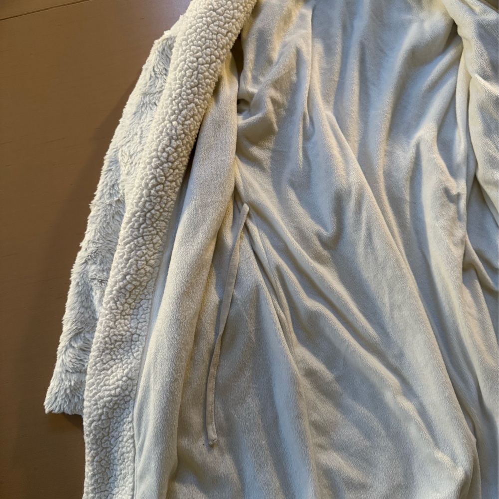 Short Robe - Picture 3 of 3